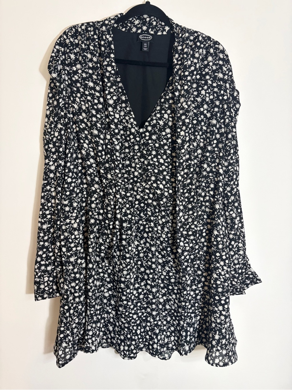 scoop Black/white Floral Long Sleeve V-Neck Mini Dress elastic waist